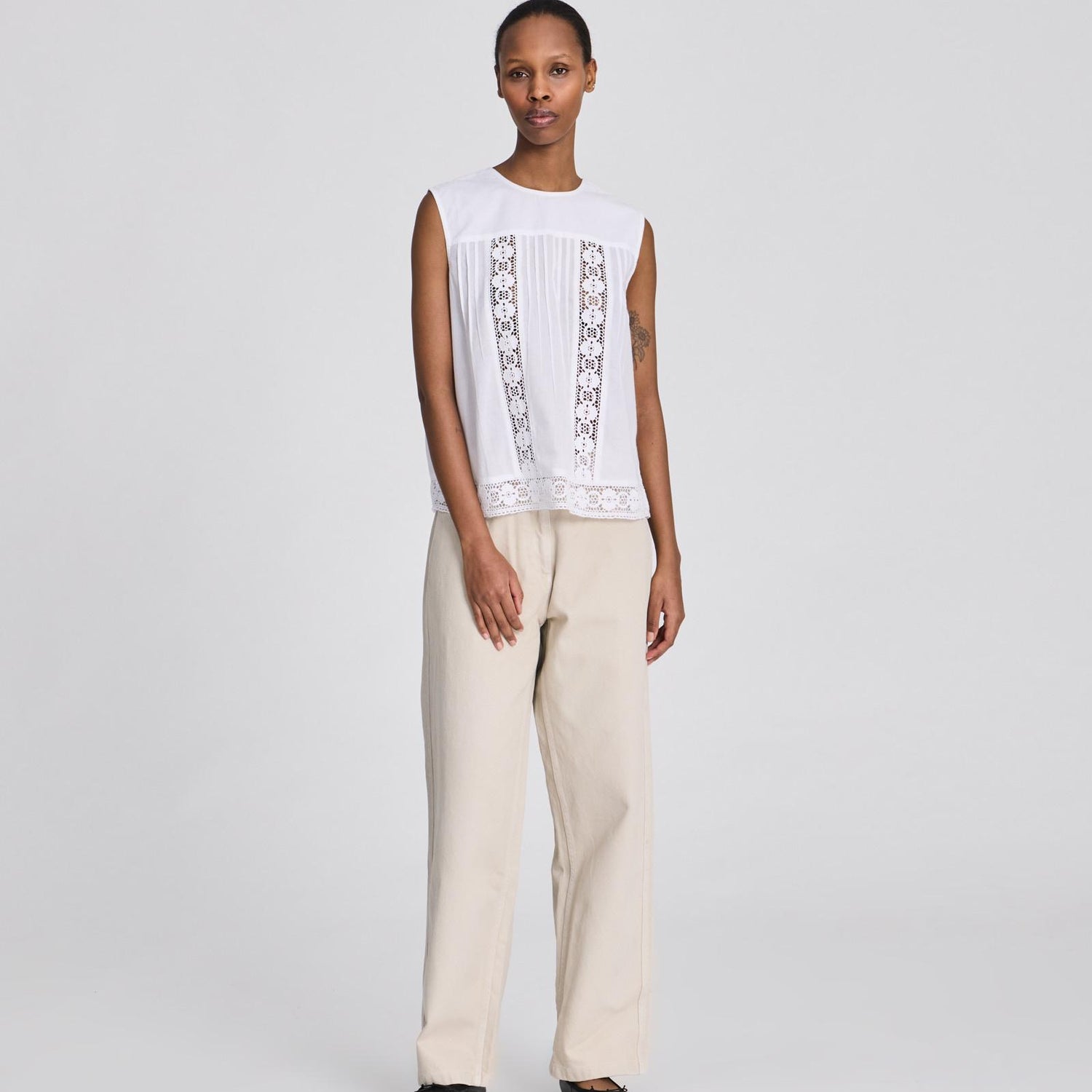 Rosita top i 100% økologisk bomuld med regulær pasform og feminine detaljer.