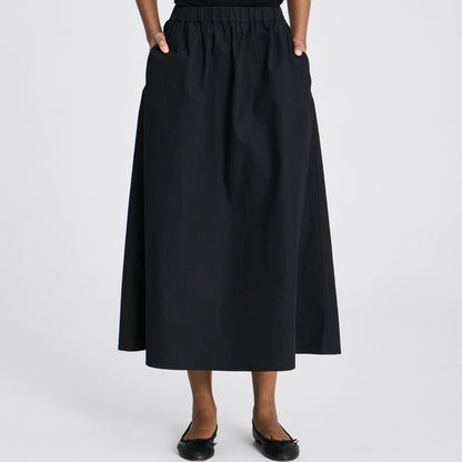 Sort Alice nederdel med let A-form, slidsdetaljer og praktiske stiklommer.