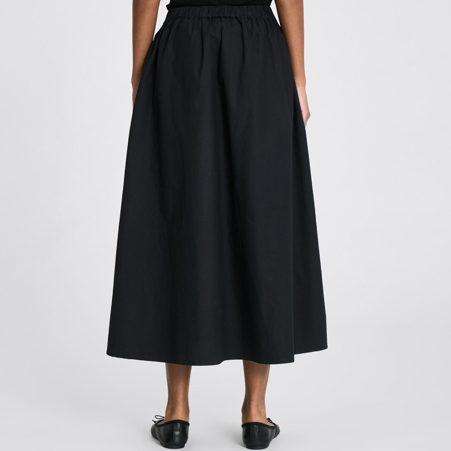 Detaljebillede af Alice Skirt i sort 100% økologisk bomuldspoplin.