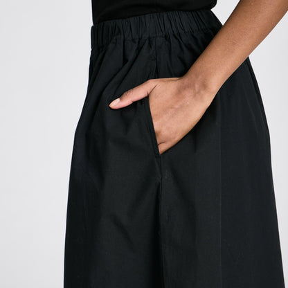 Sort Alice nederdel med afslappet pasform og elastisk linning i økologisk bomuld.