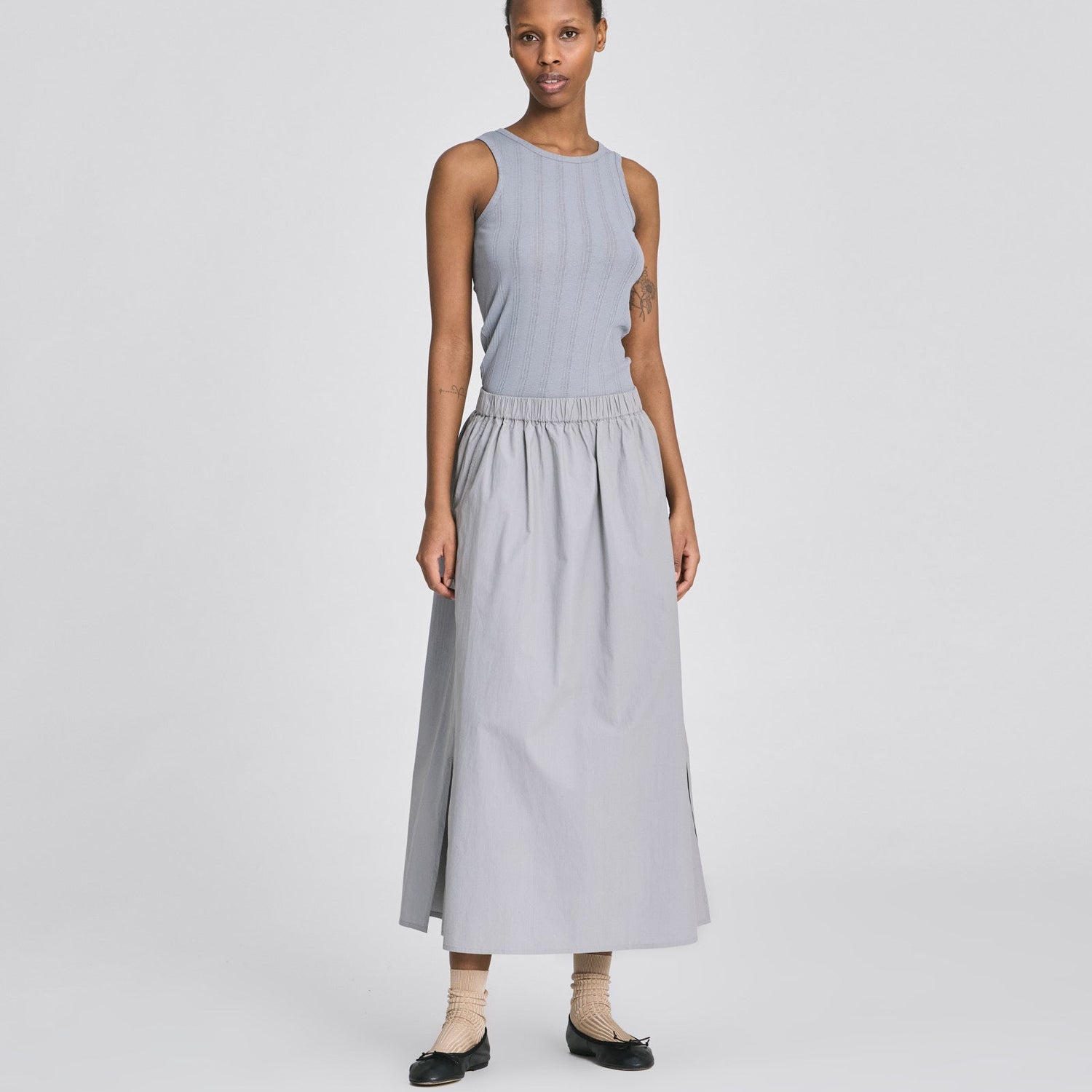 Alice Skirt lang nederdel i økologisk bomuldspoplin med elastisk talje.