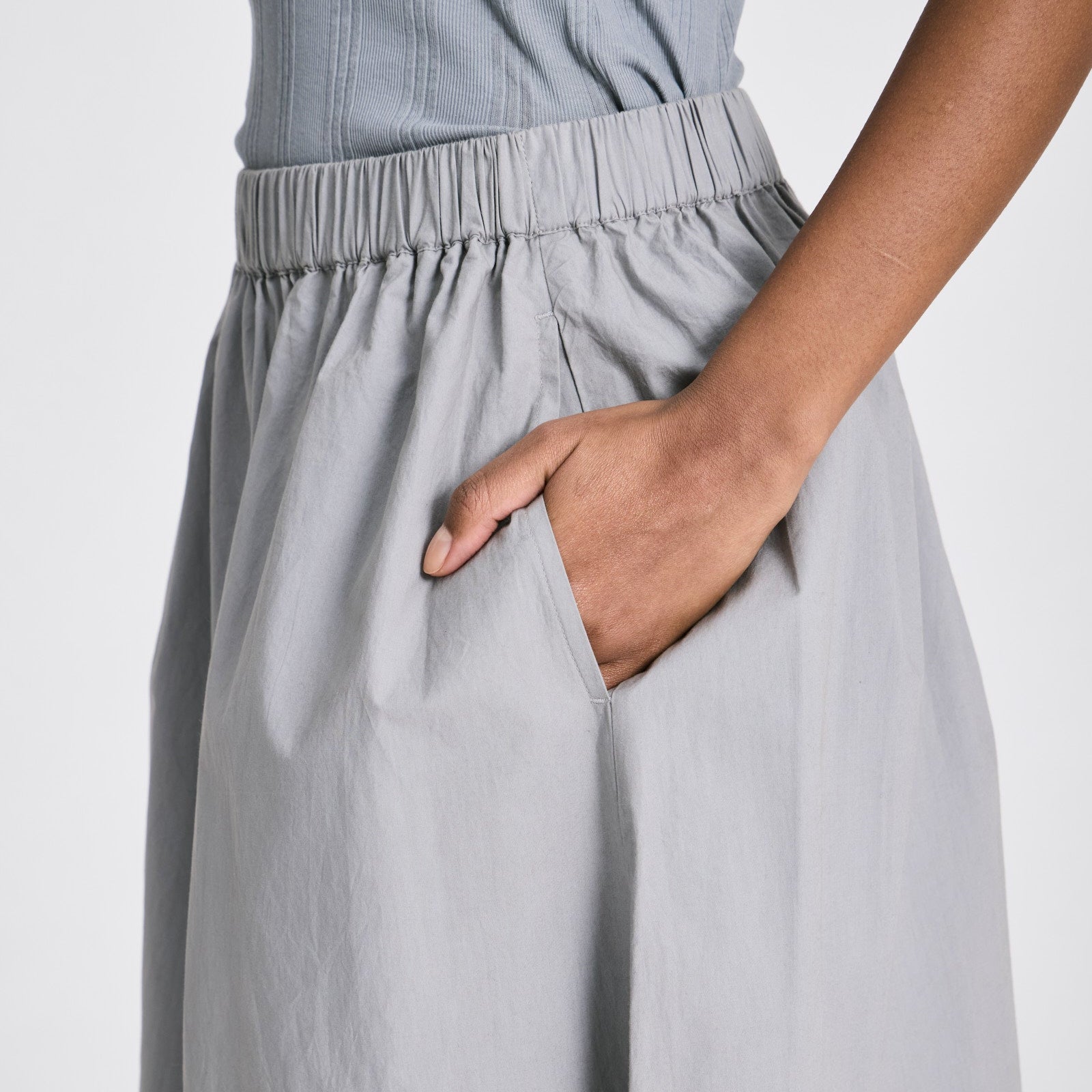 Alice GOTS-certificeret nederdel med afslappet pasform og elastisk linning.