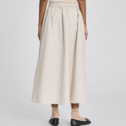 Detaljebillede af Alice Skirt i cremehvid 100% økologisk bomuldspoplin.