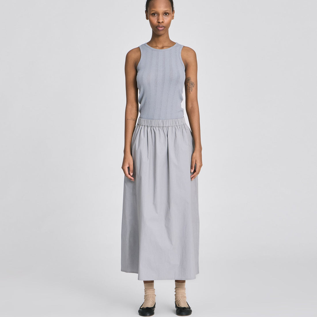 Alice Skirt lang nederdel i økologisk bomuldspoplin med elastisk talje.