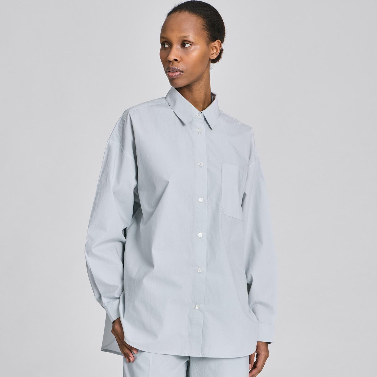 Langærmet lyseblå klassisk skjorte til kvinder fra Gai+Lisva
