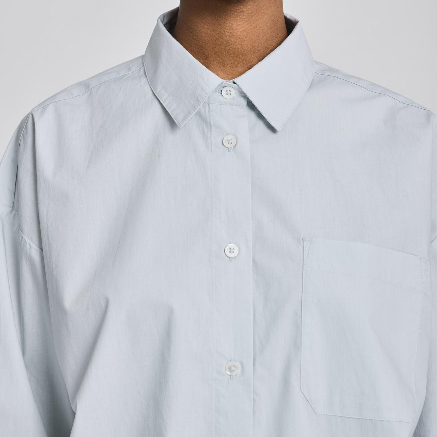 Astrid skjorten fra Gai+Lisva med klassisk krave og perlemorsknapper