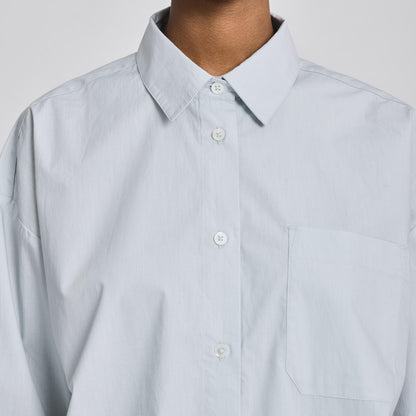 Astrid skjorten fra Gai+Lisva med klassisk krave og perlemorsknapper