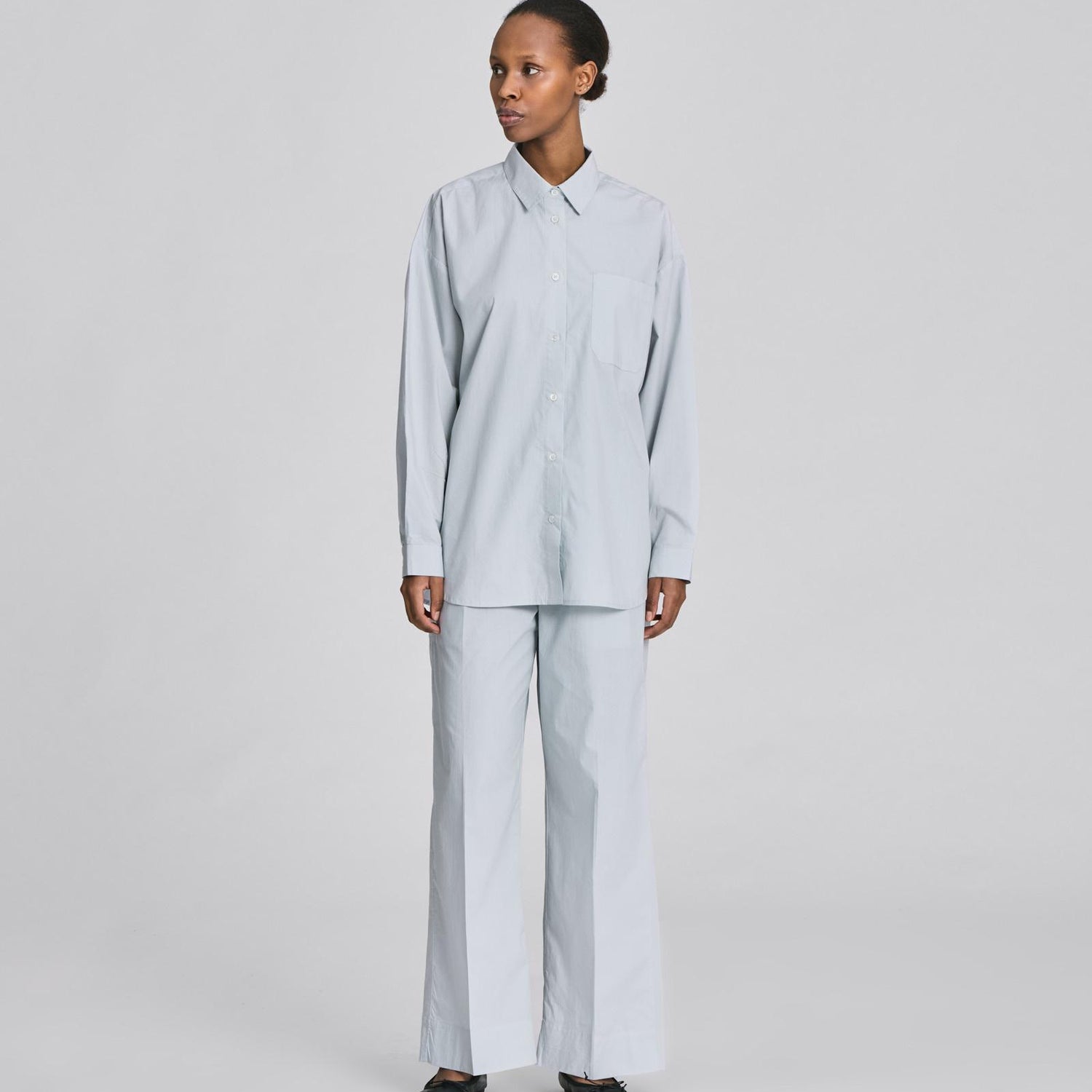 Astrid skjorten fra Gai+Lisva er en klassisk langærmet skjorte med krave og lomme på brystet