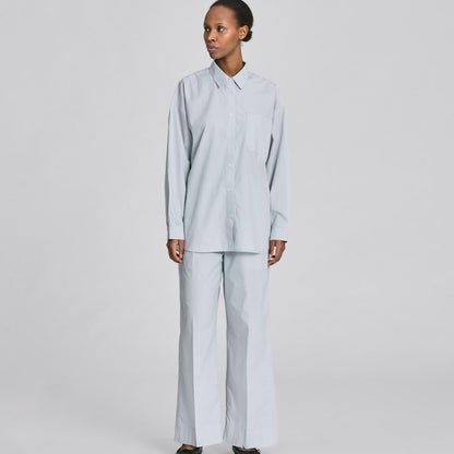 Astrid skjorten fra Gai+Lisva er en klassisk langærmet skjorte med krave og lomme på brystet