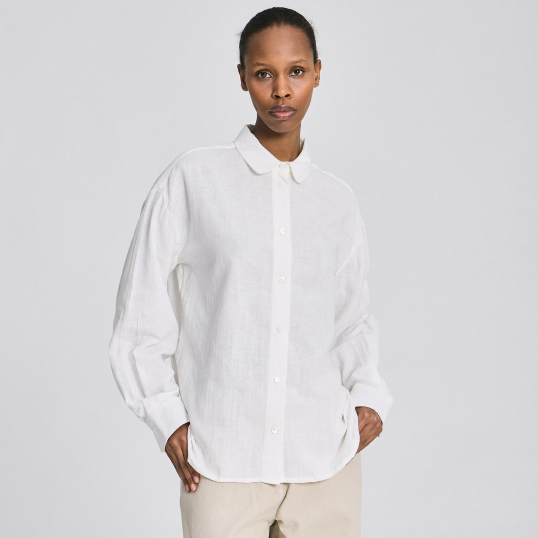 Lusinda skjorten i hvid fra Gai+Lisva giver et afslappet fald grundet den lette bomuld