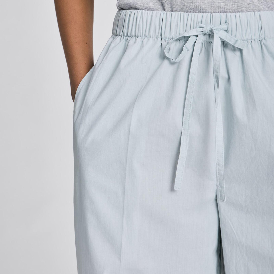 Ellen GOTS-certificerede bukser med baglommer og komfortabel pasform.