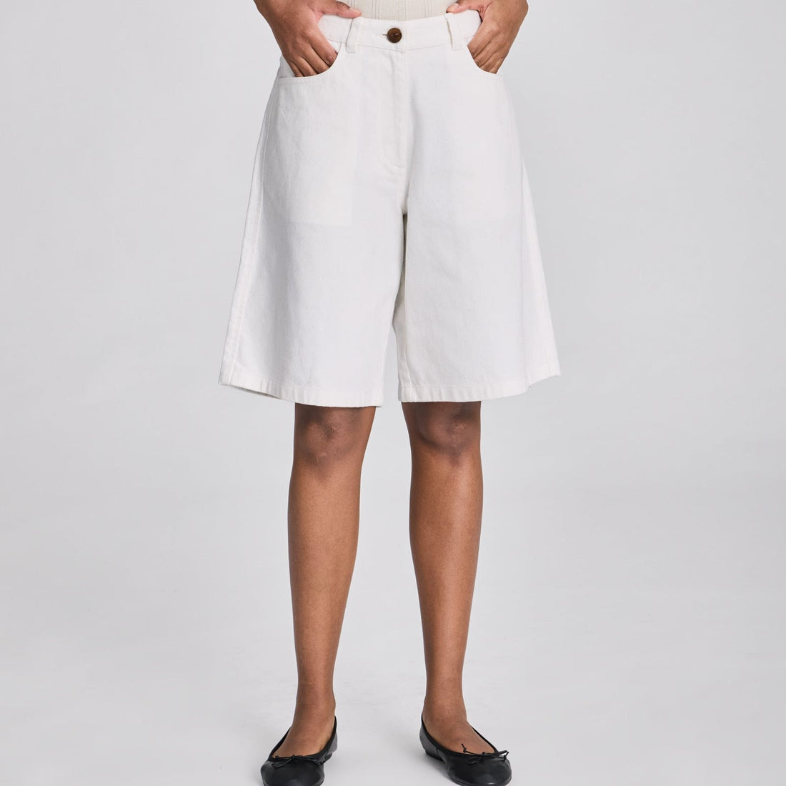 Sommer shorts i hvid med lommer og afslappet silhuet