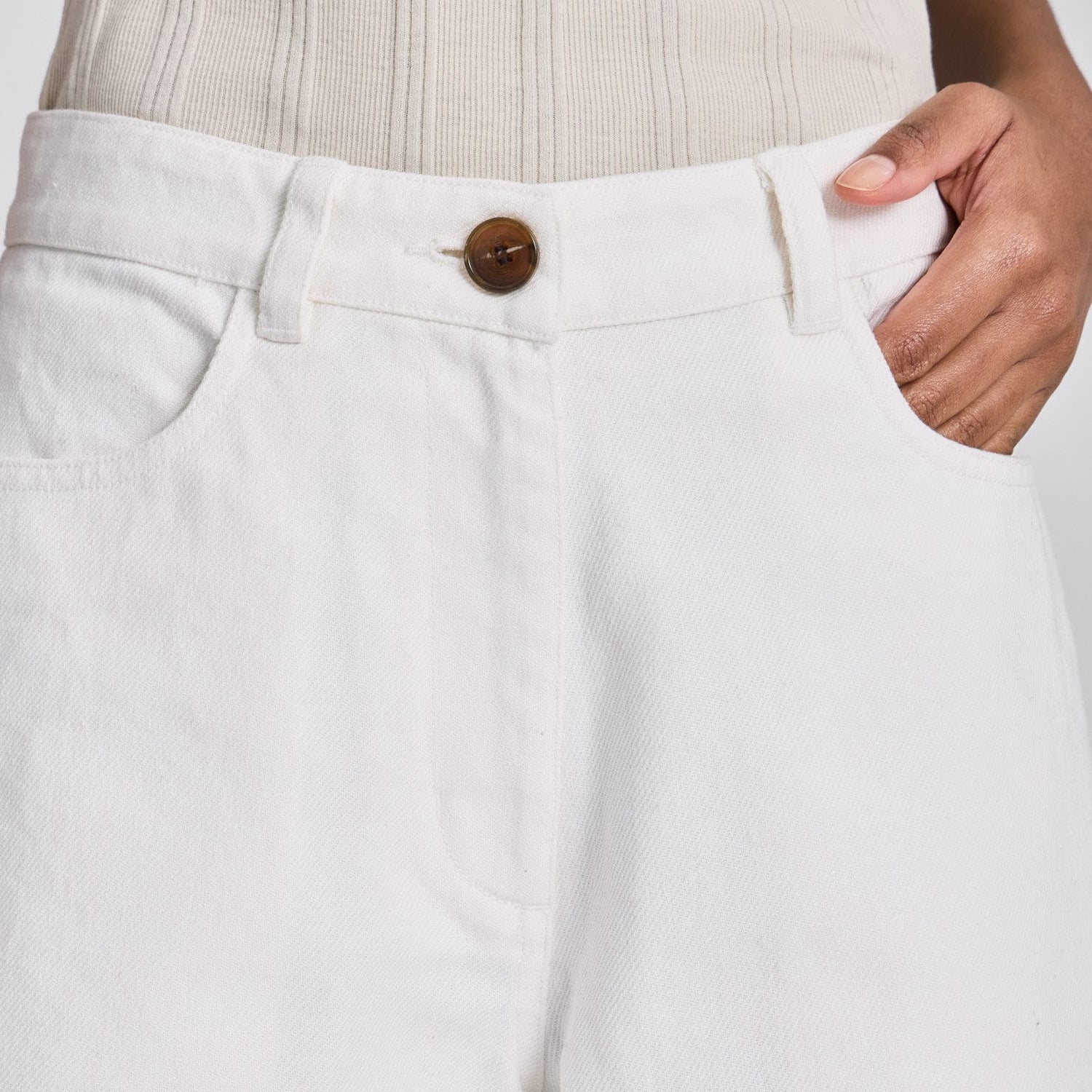 Hvide shorts med løs pasform og enkelt, stilrent design