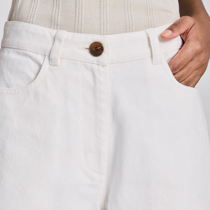 Hvide shorts med løs pasform og enkelt, stilrent design