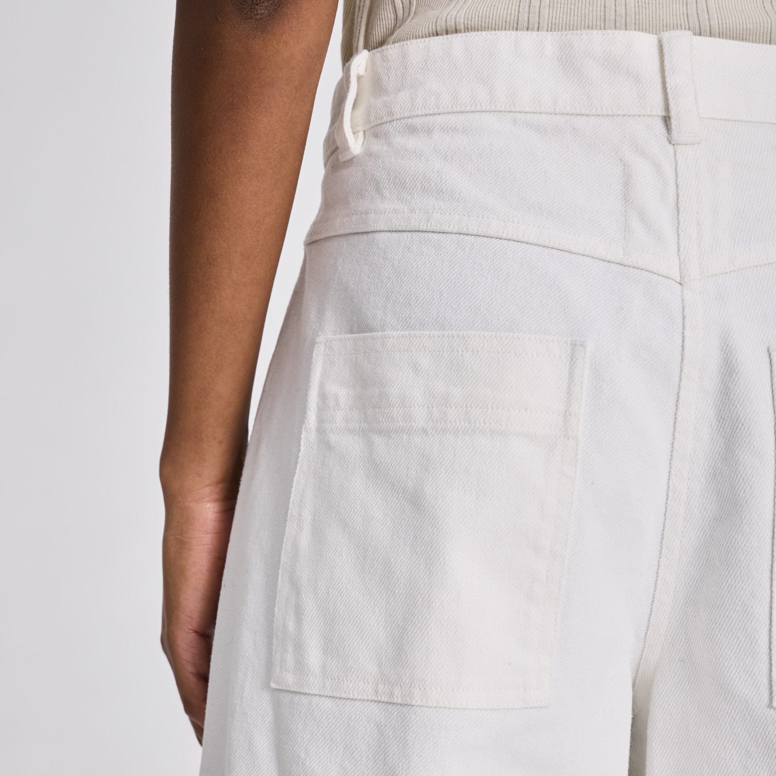Hvide knælange shorts fra Gai+Lisva med løs pasform