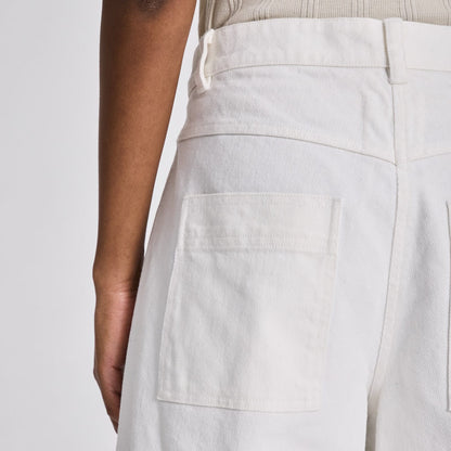 Hvide knælange shorts fra Gai+Lisva med løs pasform