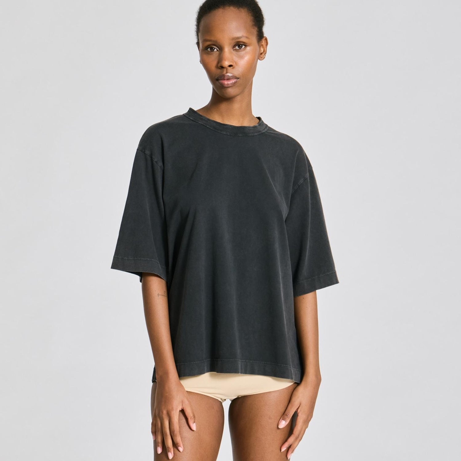 Maya T-shirt - 100% Øko Bomuld - Dark Grey Acid Wash