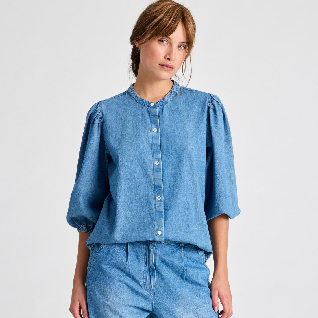 Elinor denimskjorte i 100 % økologisk bomuld med rund hals og perlemorsknapper