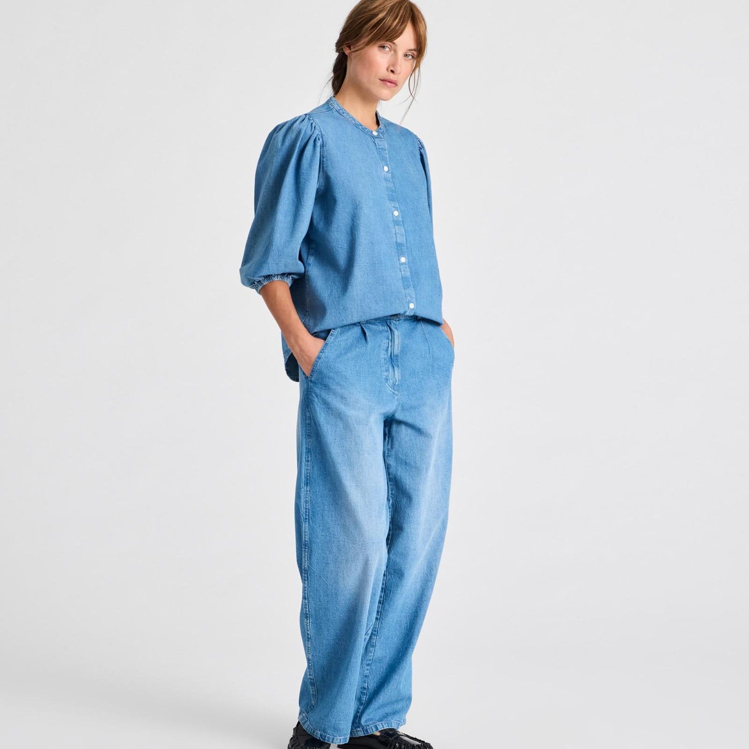 Elinor skjorte i let denim med elastik i ærmerne og enkel, lige silhuet