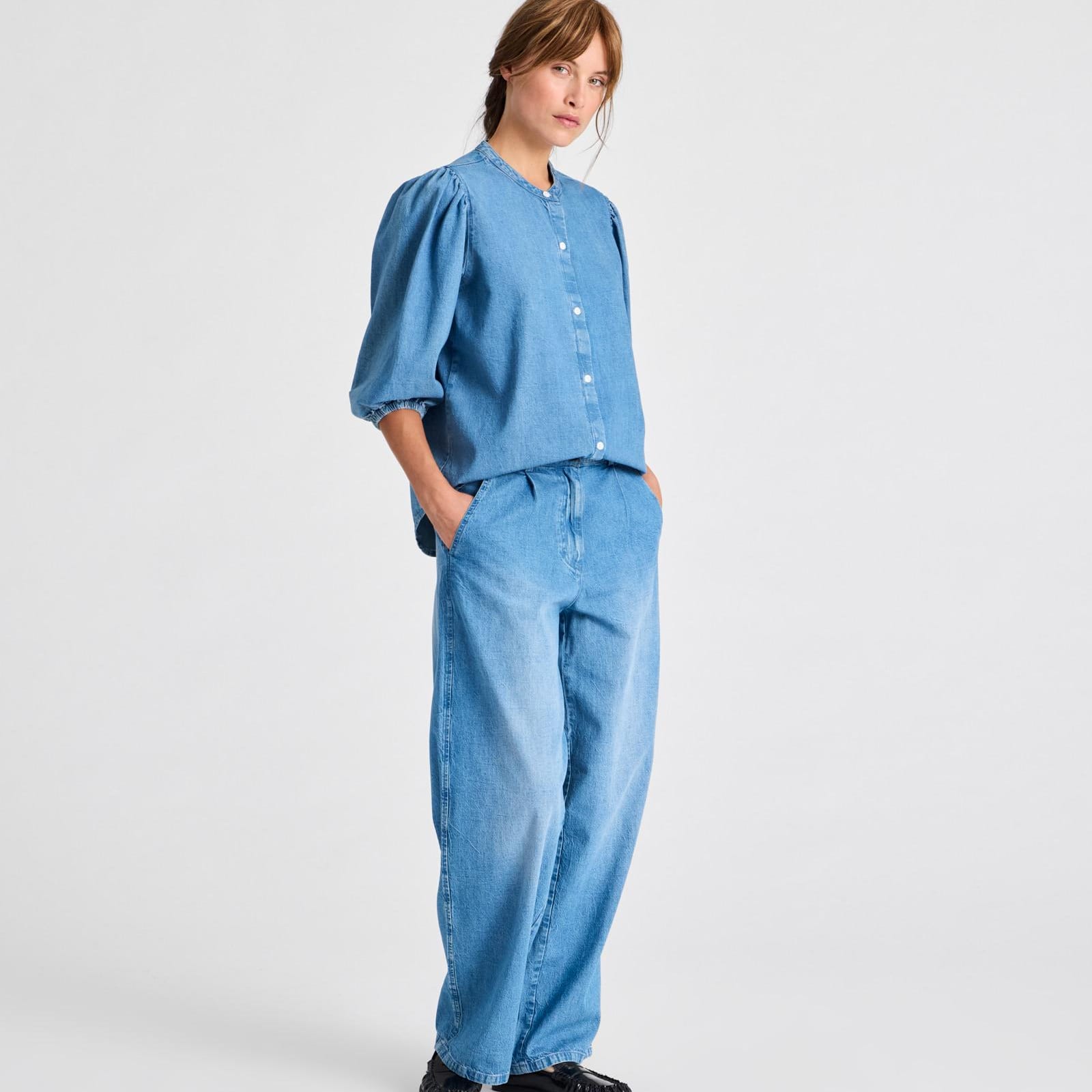 Elinor skjorte i let denim med elastik i ærmerne og enkel, lige silhuet