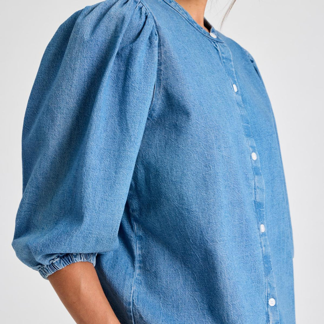 Økologisk denimskjorte Elinor med perlemorsknapper og klassisk, tidløst udtryk