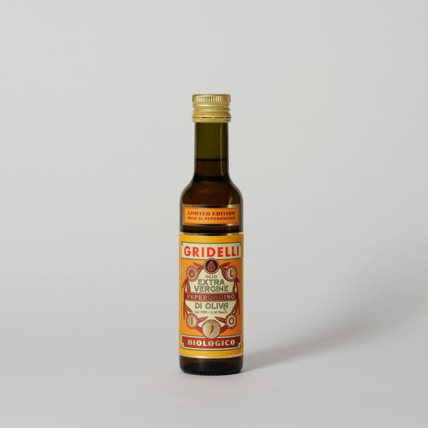 Økologisk ekstra jomfru olivenolie, perfekt afbalanceret med pepperoncino. Olien er lavet af Correggiolo oliven.