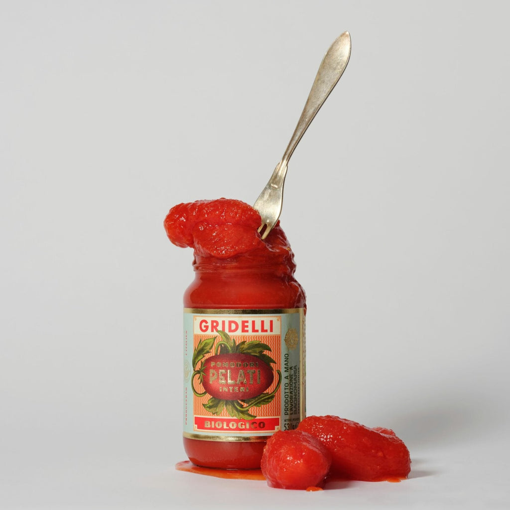 Hele, økologiske flåede tomater af sorten Roma. Roma-tomaten er den mest brugte tomat i det italienske køkken. Tomaterne har en tyk frugtkød, få kerner og et lavt indhold af syre. Smagen er rig og afbalanceret sødme. 