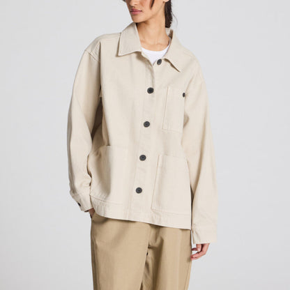 Ellie Work Wear Jakke fra Gai+Lisva er en arbejds inspireret street jakke, som nu fås i ancient grey, som er en lys creme/beige farve