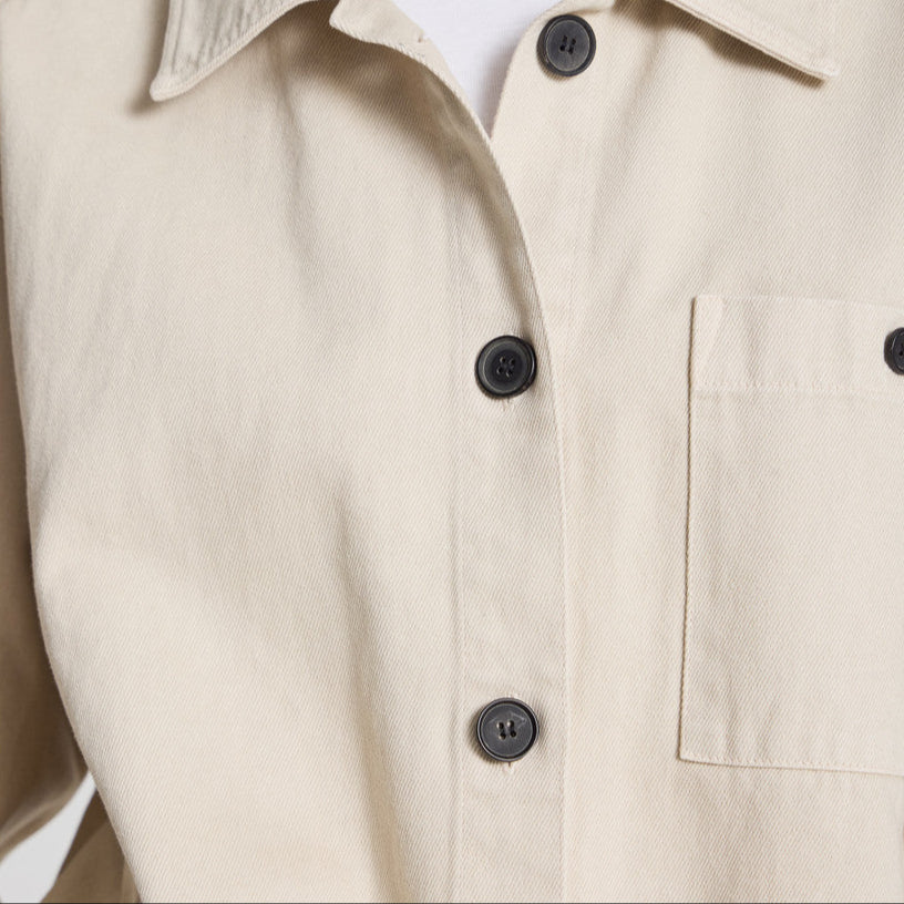 Ellie Work Wear Jakke fra Gai+Lisva er en arbejds inspireret street jakke, som nu fås i ancient grey, som er en lys creme/beige farve