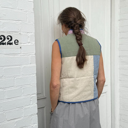 Moderne vest med blå piping og dekorative lommer