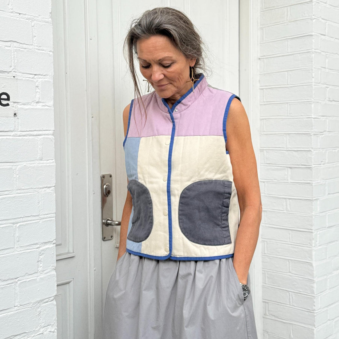 Patchwork vest i lyse farver med blå kant og lommer