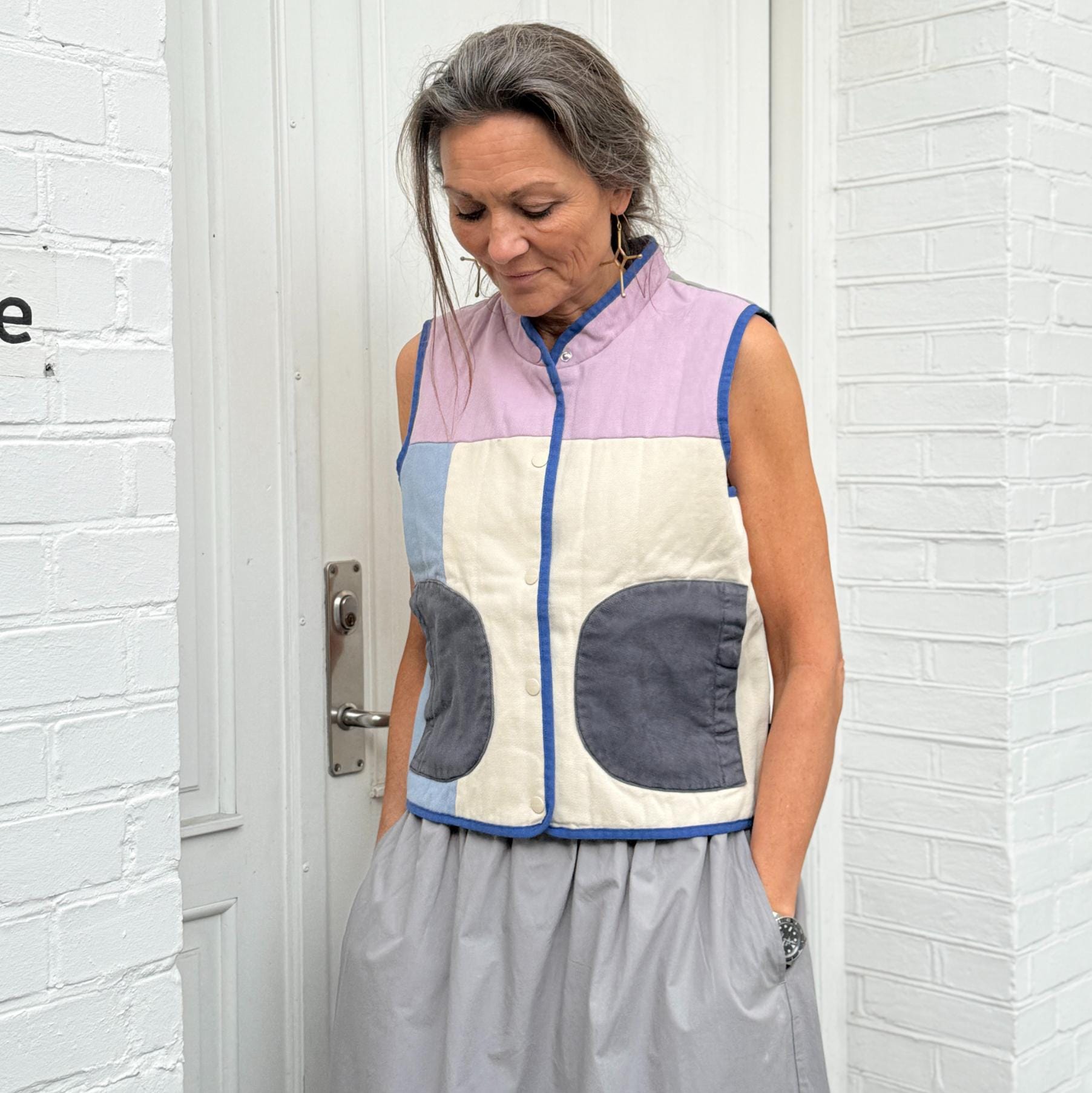 Patchwork vest i lyse farver med blå kant og lommer
