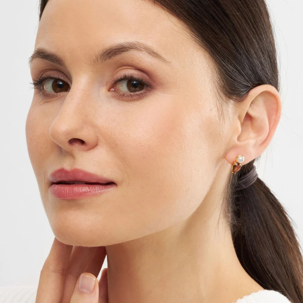 LULU CPH Galla The Drop ørestik i guld med ferskvandsperle og en brun krystal sten som sammen danner et fint smykke