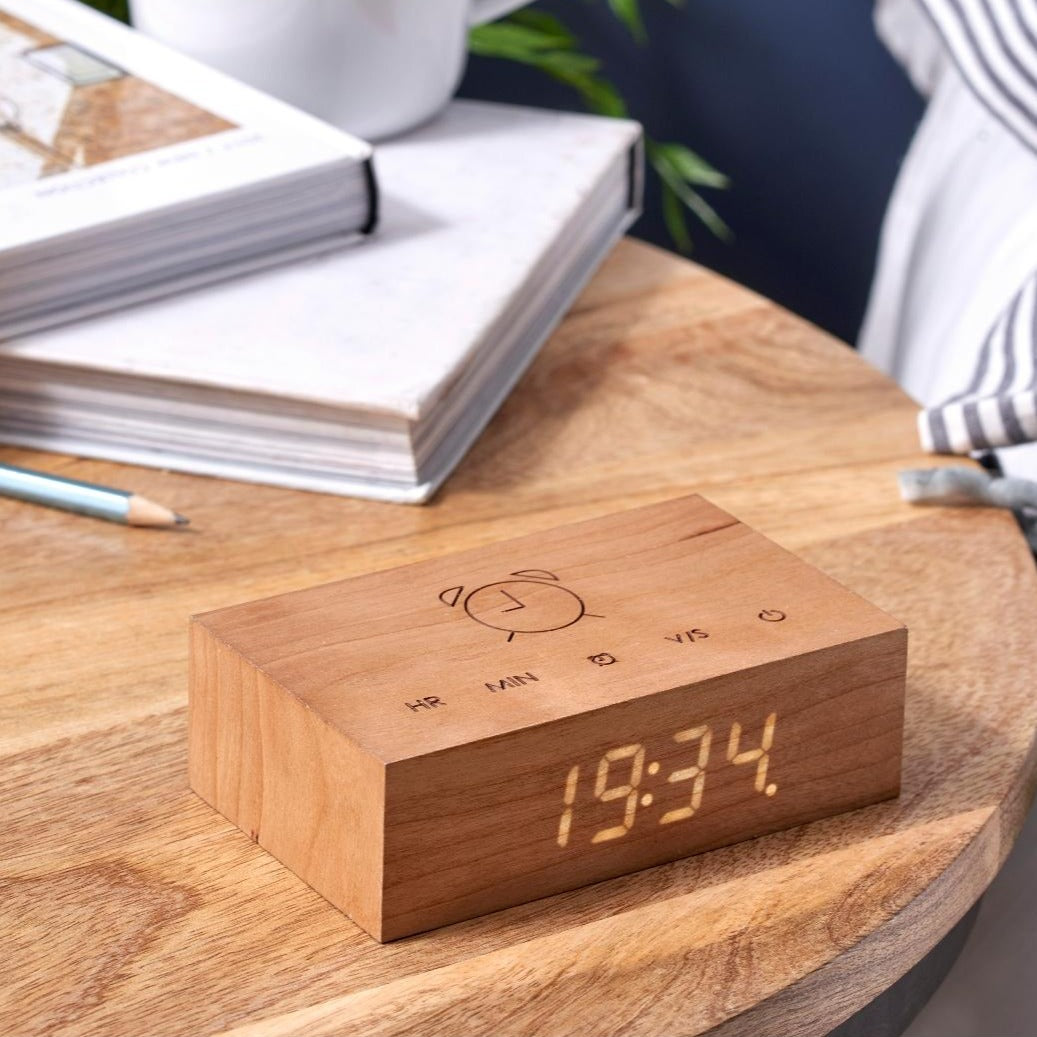 Flip Click Clock fra Gingko Design I kirebærtræ. Uret har digitalt display og slukkes, når der ikke er lyd eller bevægelse i rummet.