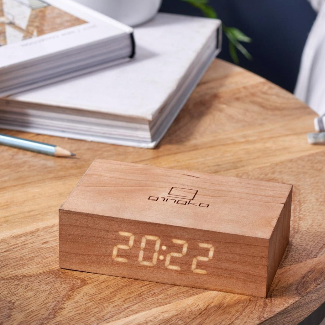 Flip Click Clock fra Gingko Design I kirsebærtræ. Uret har digitalt display og slukkes, når der ikke er lyd eller bevægelse i rummet.