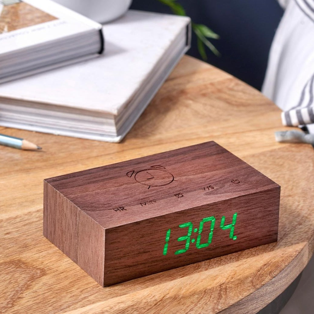 Den fine ur flip click clock i valnød er det perfekte lille firkantet ur, som tændes når du vender den rundt. Brug den som almindelig ur eller som alarm