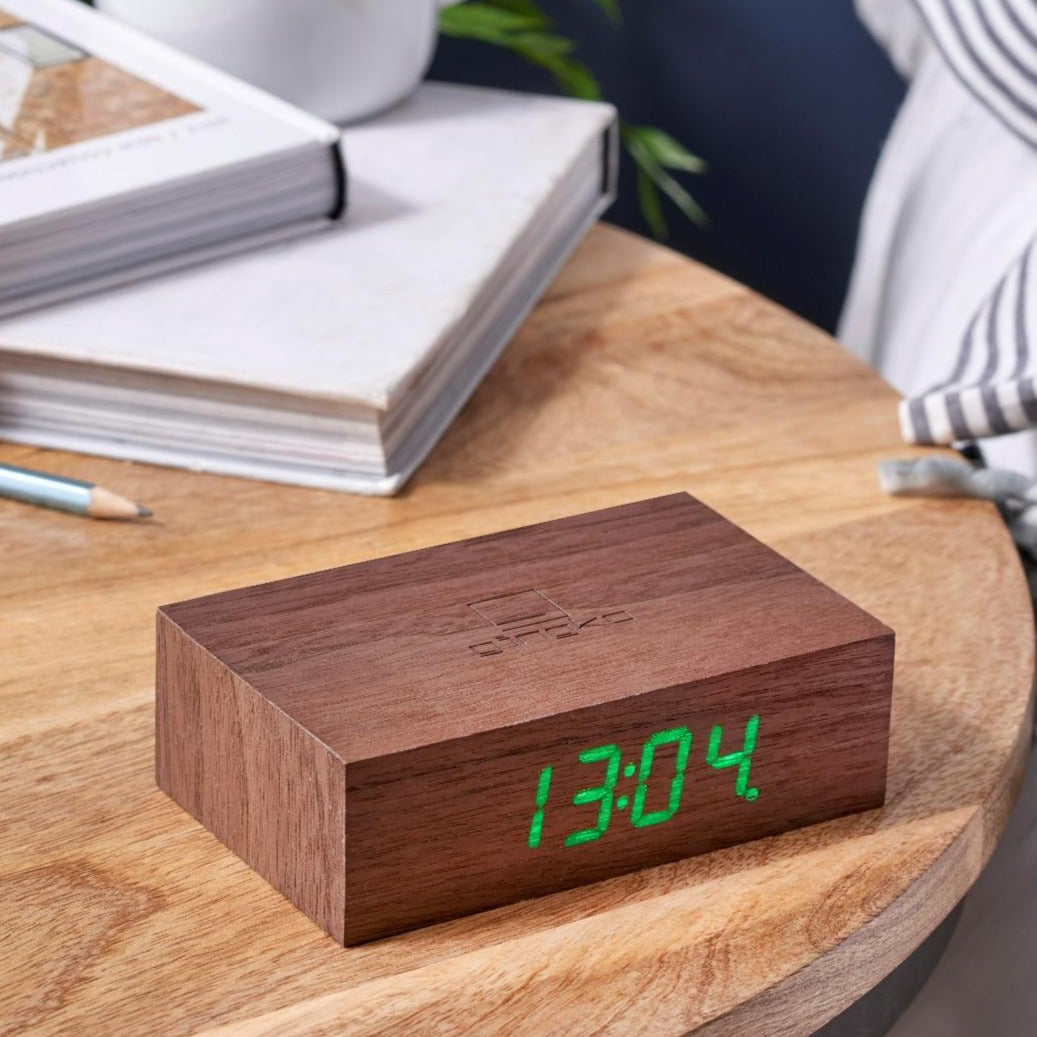 Den fine ur flip click clock i valnød er det perfekte lille firkantet ur, som tændes når du vender den rundt. Brug den som almindelig ur eller som alarm