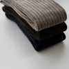 De høje strik strømper fra japanske hakne er lavet af den højeste udvalgte kvalitets merinould fra New Zealand. De strikkede sokker er lavet i et flot rib mønster og er utrolig bløde. De brune knæstrømper er så behaglige at have på og ulden kradser ikke.