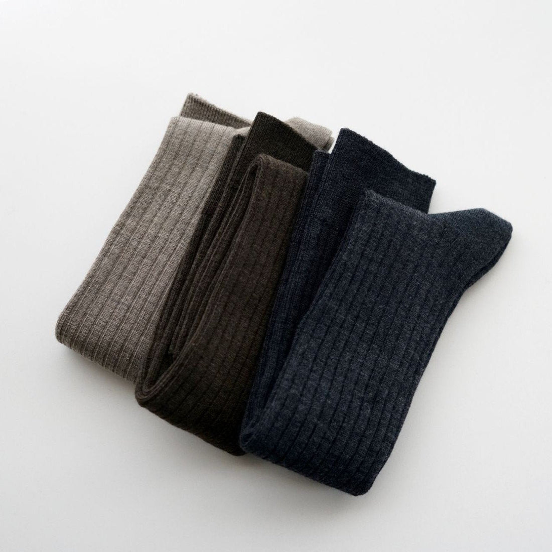 De høje strik strømper fra japanske hakne er lavet af den højeste udvalgte kvalitets merinould fra New Zealand. De strikkede sokker er lavet i et flot rib mønster og er utrolig bløde. De beige knæstrømper er så behaglige at have på og ulden kradser ikke.