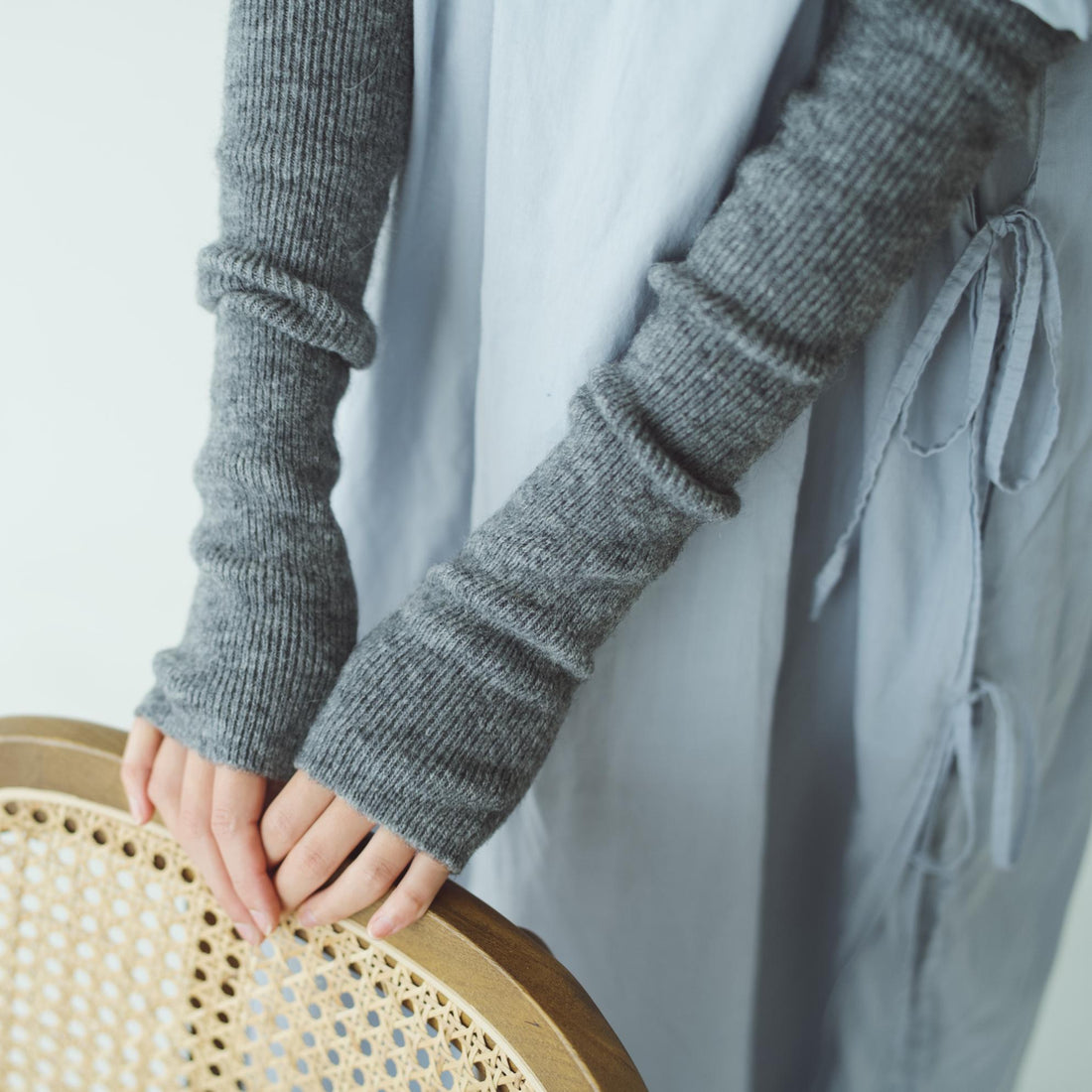 Håndledsvarmere i grå i alpakauld