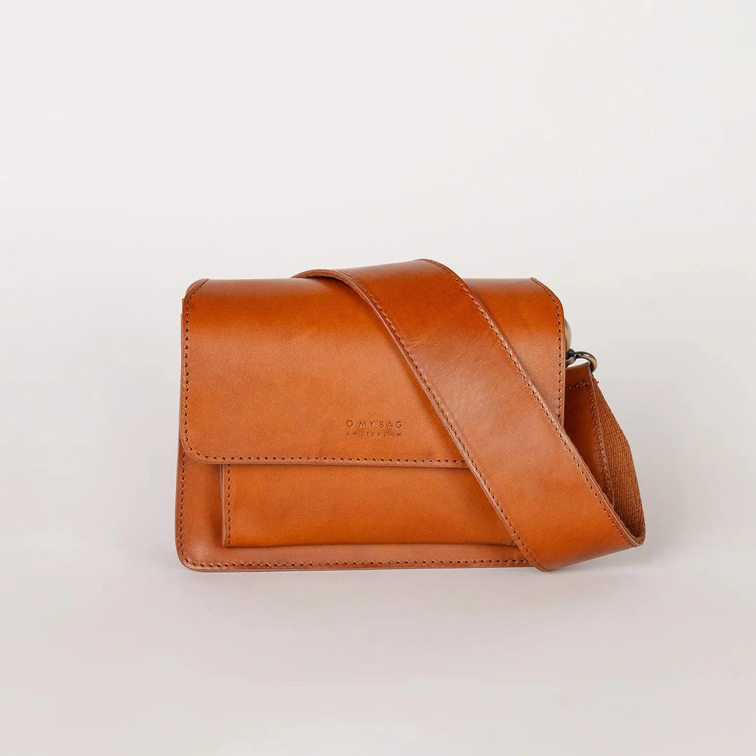 Detalje af Harper Mini taske med foldbart design og blødt læder