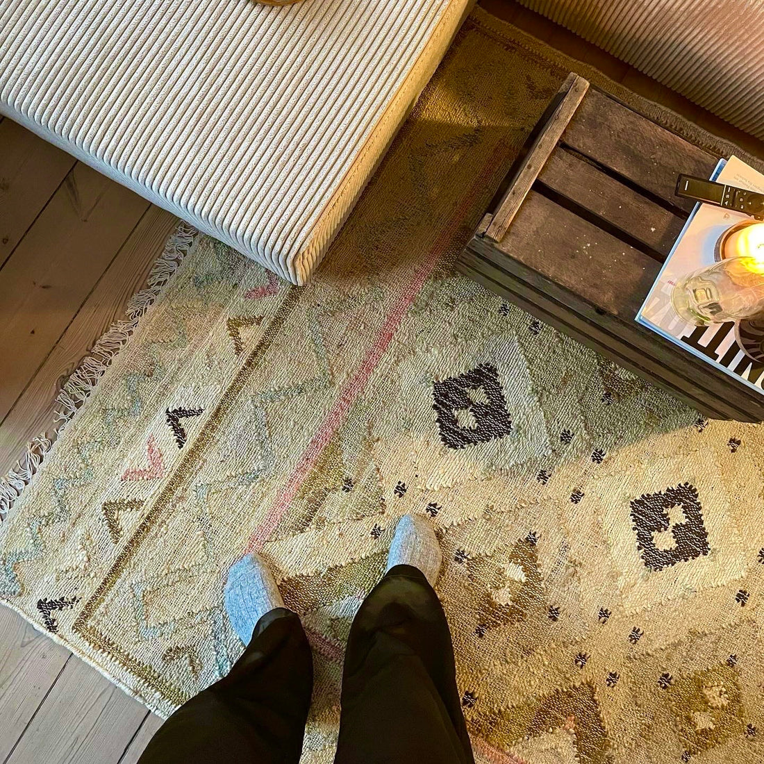 Jute kelim gulvtæppet Provence har en flot farve kombination af naturlige gule, brune og rosenfarvede nuancer, der med det traditionelle kelim mønster giver tæppet et antikt look. Gulvtæppet vil være iøjnefaldende i rummet, men stadig have et roligt udtryk pga. de dæmpede farver