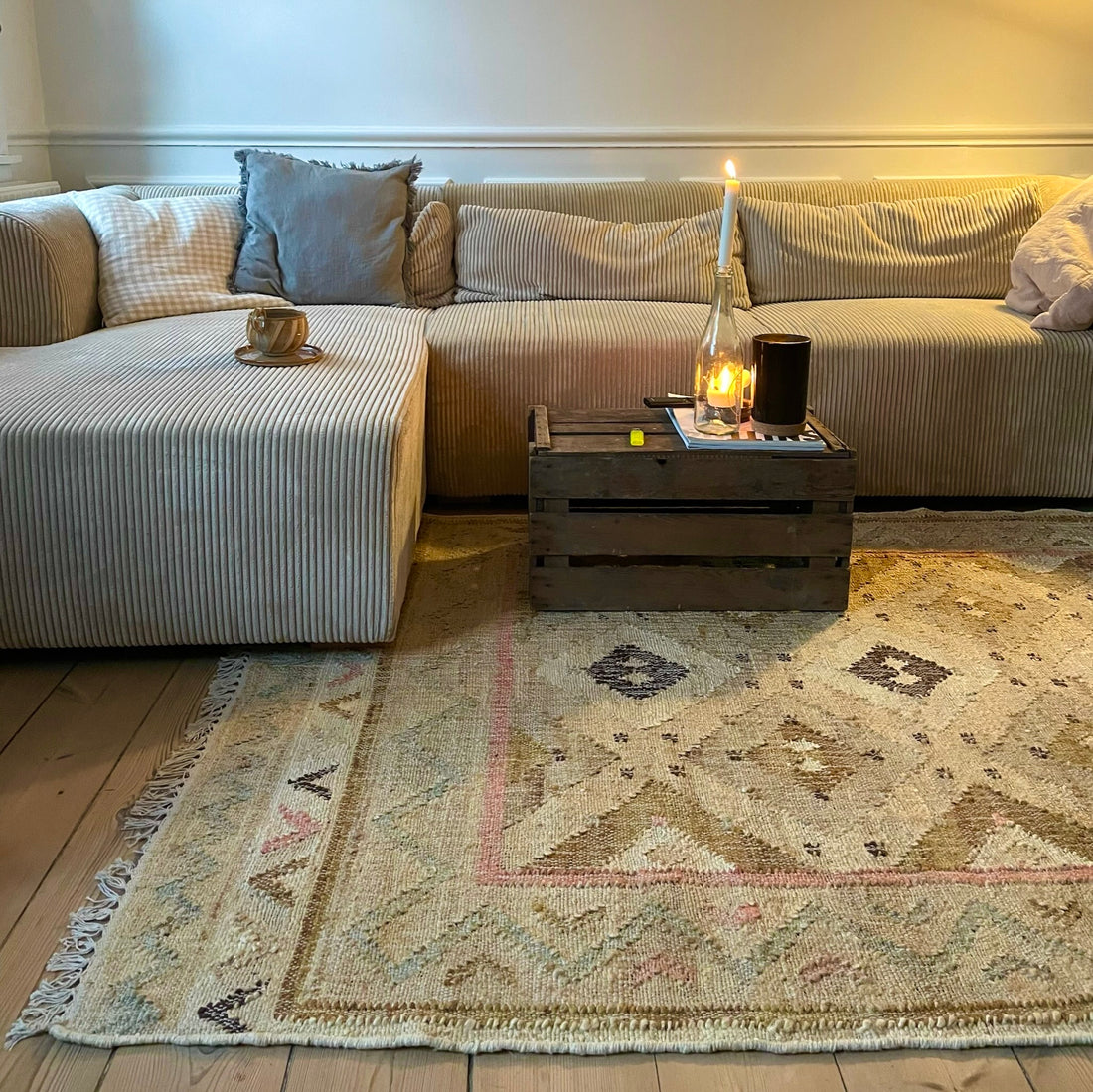 Jute kelim gulvtæppet Provence har en flot farve kombination af naturlige gule, brune og rosenfarvede nuancer, der med det traditionelle kelim mønster giver tæppet et antikt look. Gulvtæppet vil være iøjnefaldende i rummet, men stadig have et roligt udtryk pga. de dæmpede farver