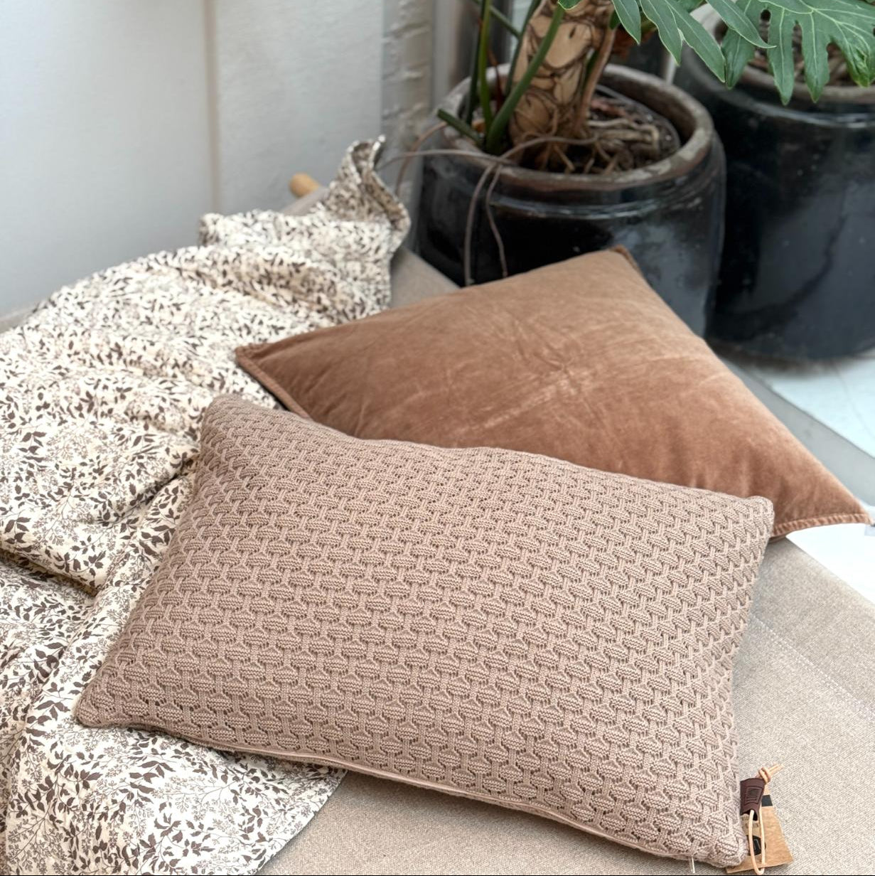 Beige brun strikket pude fra By Lohn og strikket i 100% bomuld 