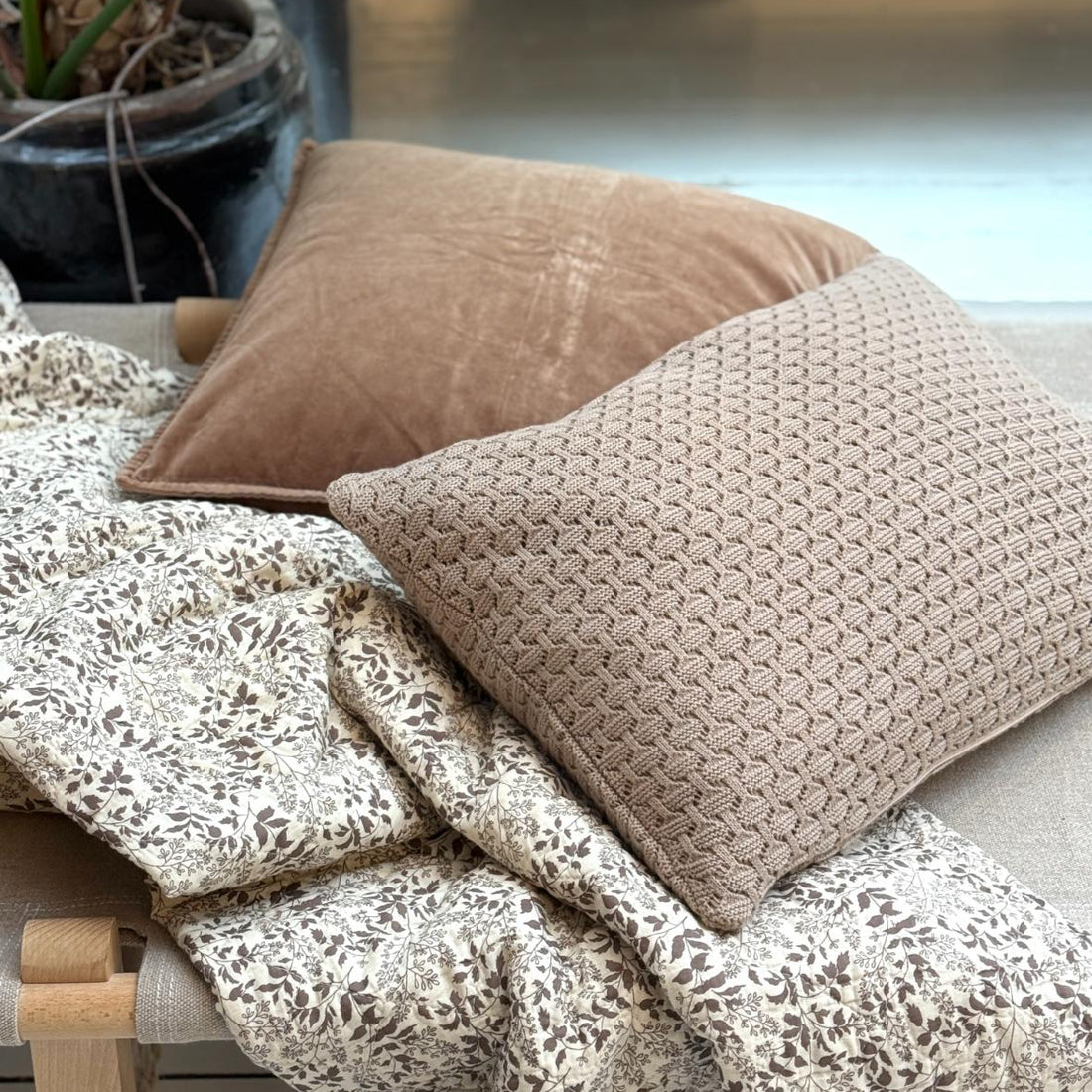 Beige brun strikket pude fra By Lohn