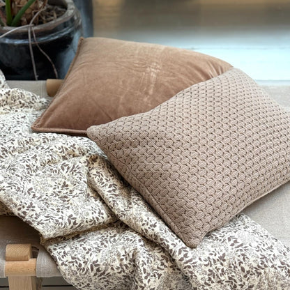 Beige brun strikket pude fra By Lohn - 100% andefjer og kan både vaskes og tumbles.