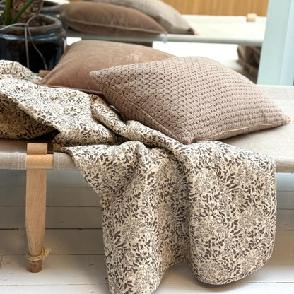 Beige brun strikket pude fra By Lohn