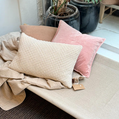 Strikket pude i farven Beige Melange 