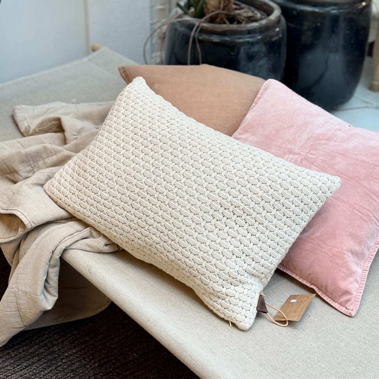 Lækker strikket pude i 100% bomuld - monteringspuden er i 100% andefjer - dejlig blød 
