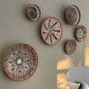De rumænske keramikskåle dekoreret på væggen som vægkunst
